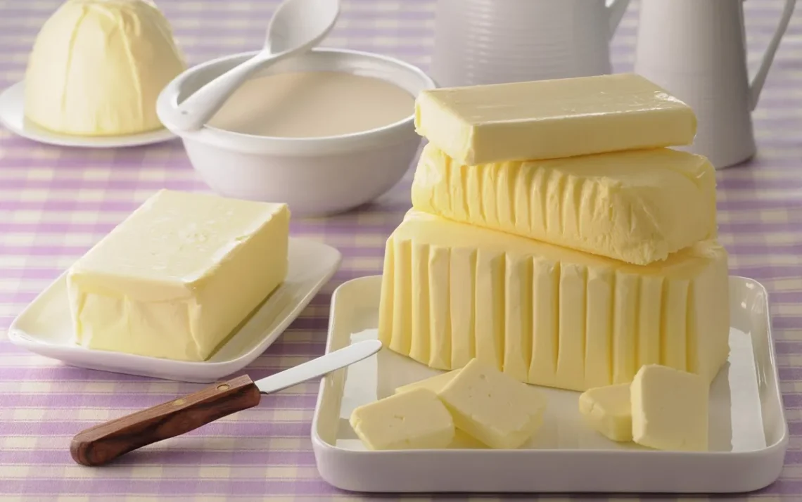 gordura, do leite, butter, gordura de vaca, fat, de leite; óleo, vegetal, vegetable, oil; Titulo-nosso: Manteiga versus Margarina: Compreender as Diferenças e Saúde;
