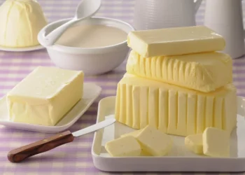 gordura, do leite, butter, gordura de vaca, fat, de leite; óleo, vegetal, vegetable, oil; Titulo-nosso: Manteiga versus Margarina: Compreender as Diferenças e Saúde;