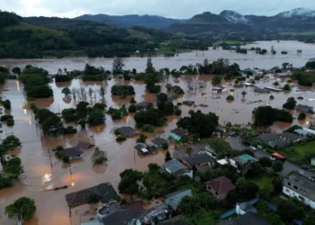 tempo chuvoso, tempestade;