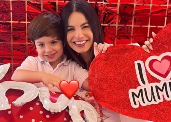 atriz, Instagram, Stories, segunda-feira, Dia, das Mães, filho, Igor Raschkovsky, marido, ciúmes, aceitação, barriga, mural, fotos, quarto, bilhetinho, amor;