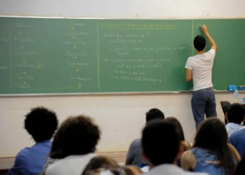 escolas estatais, instituições de ensino, escolas públicas;